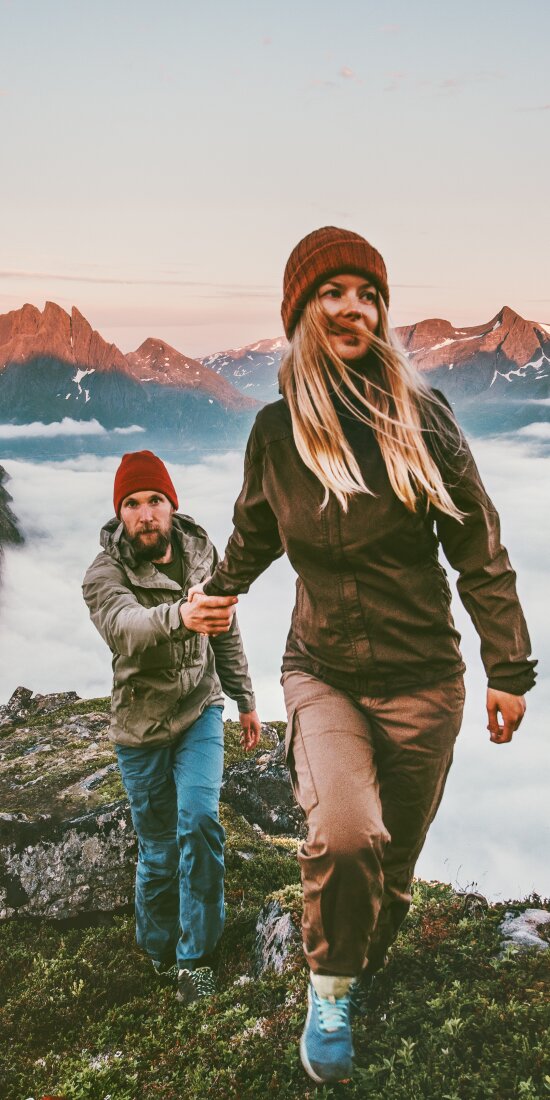 To personer på vei opp en fjelltopp