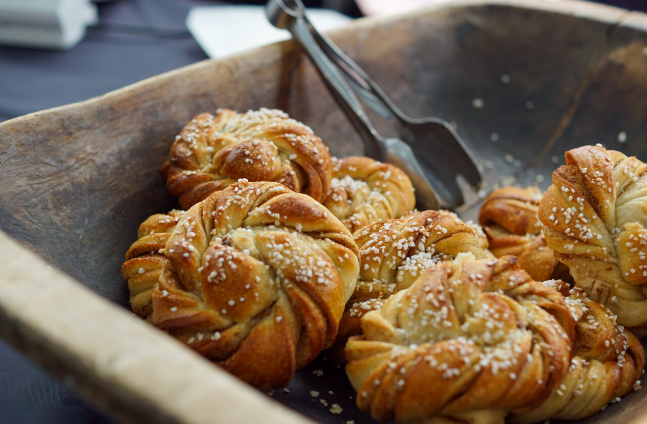 Kanelknuter på et serveringfat av tre.