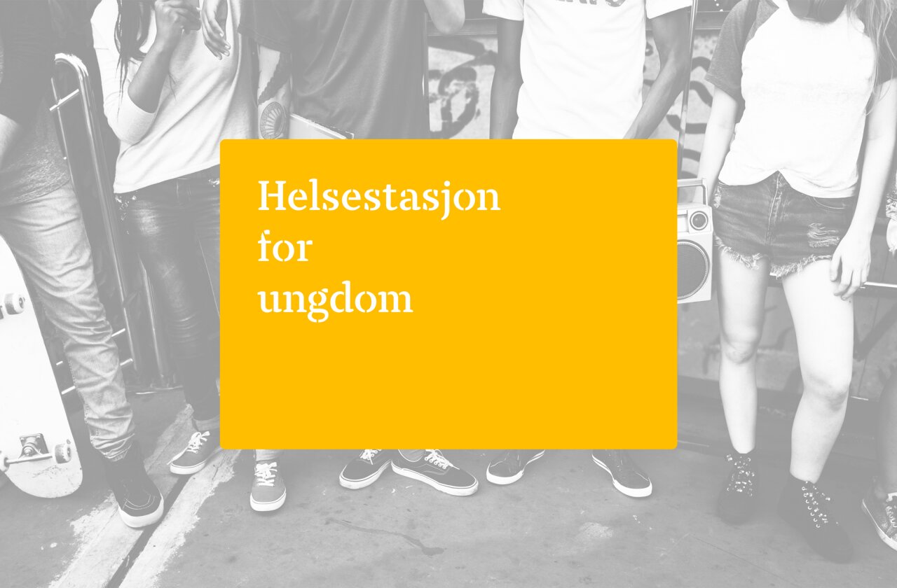 Navntrekket til Helsestasjon for ungdom i hvit tekst på gul flate. Bak den gule flaten ligger et fotografi i gråtoner. Dette bildet viser ungdom.