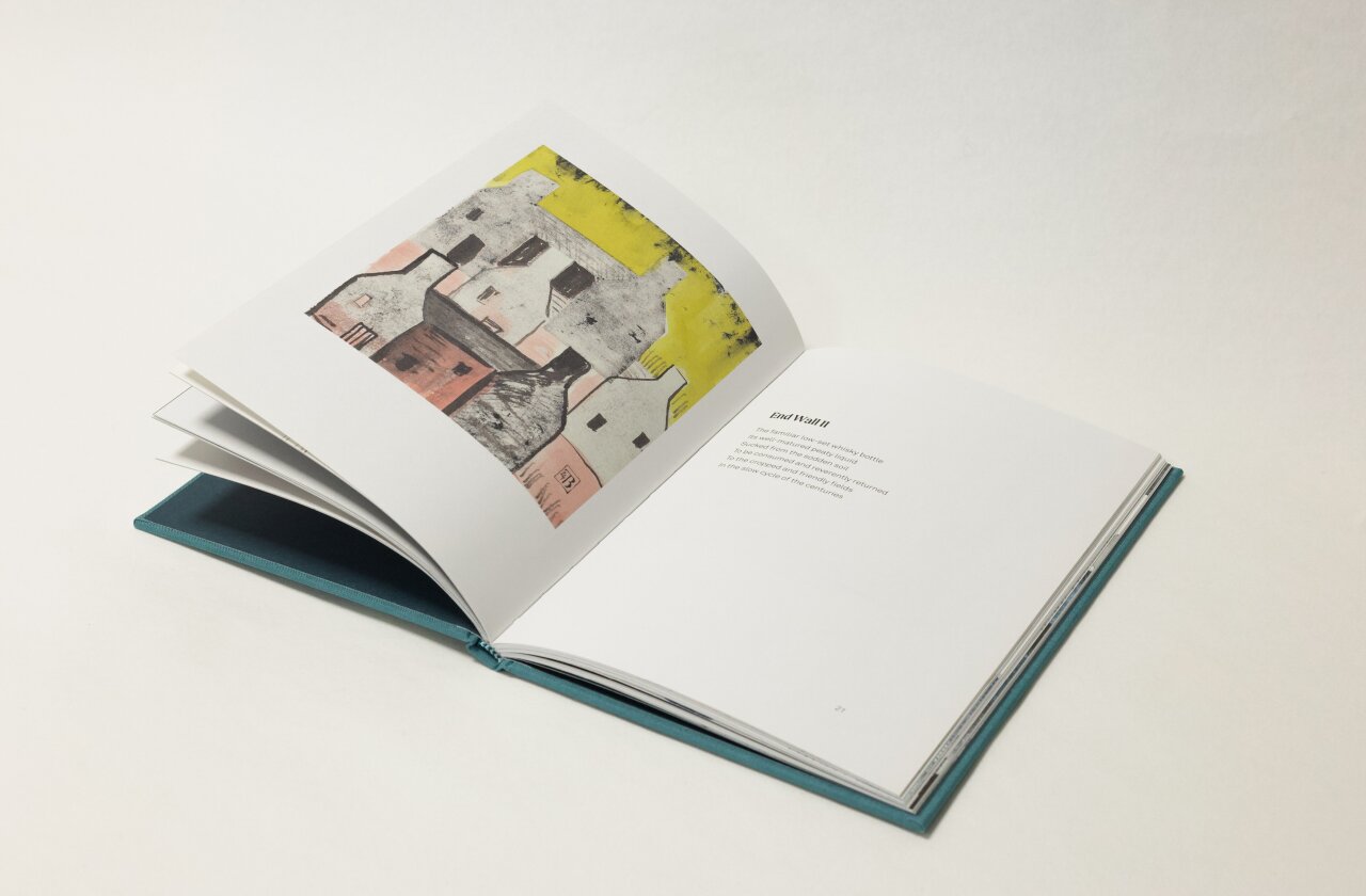 Oppslag inni boken som viser en illustrasjon på venstre side og et dikt til høyre.