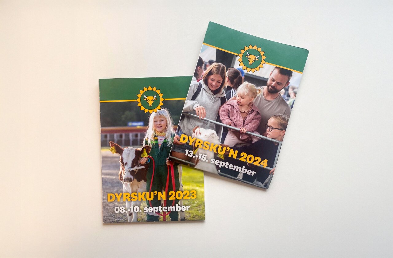 Fremsiden på programmet til Dyrskun fra 2023 og 2024 plassert på en hvit bakgrunn.
