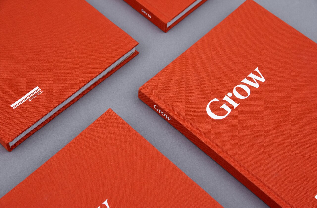 Flere utgaver av boken Grow, sett ovenfra i et grid