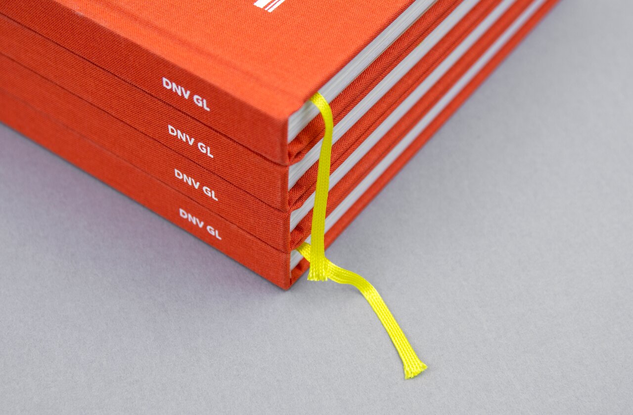 Nærbilde av en bunke med boken Grow, med fokus på et friskt, gult bokmerke