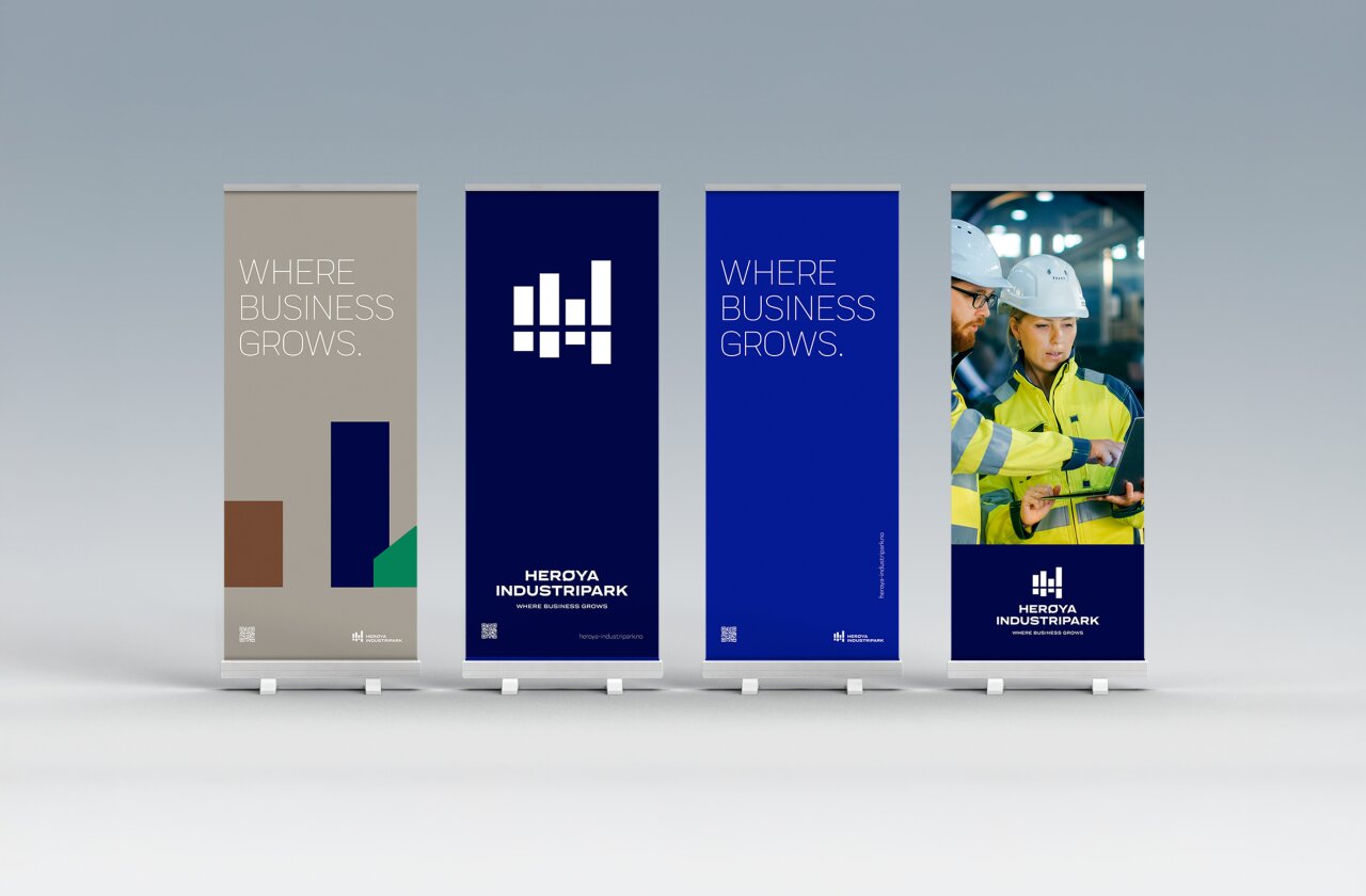 Fire rollups på rekke som viser Herøya Industripark sin profil.