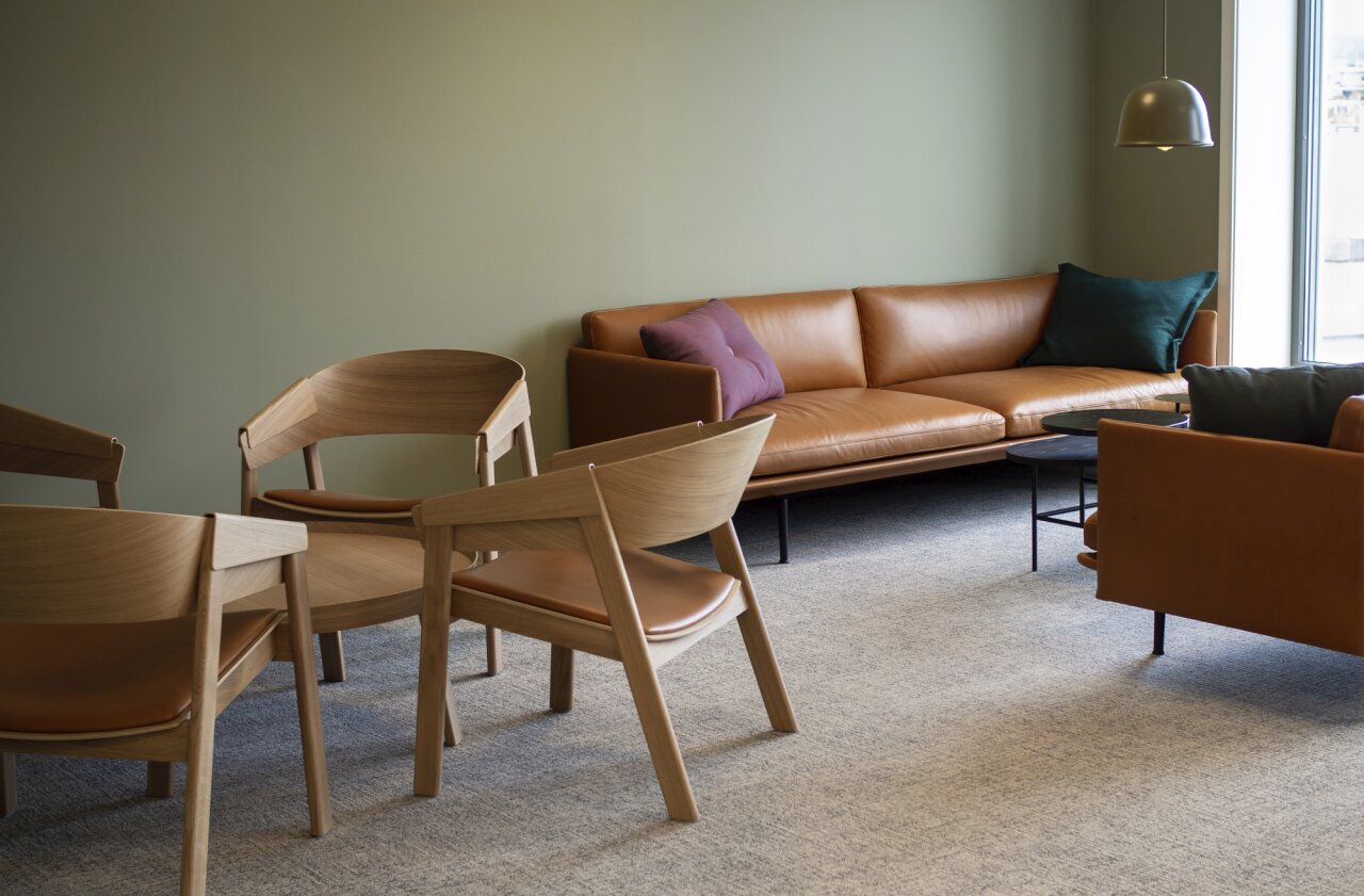 Sofakrok med innbydende møbler i NAV lokaler