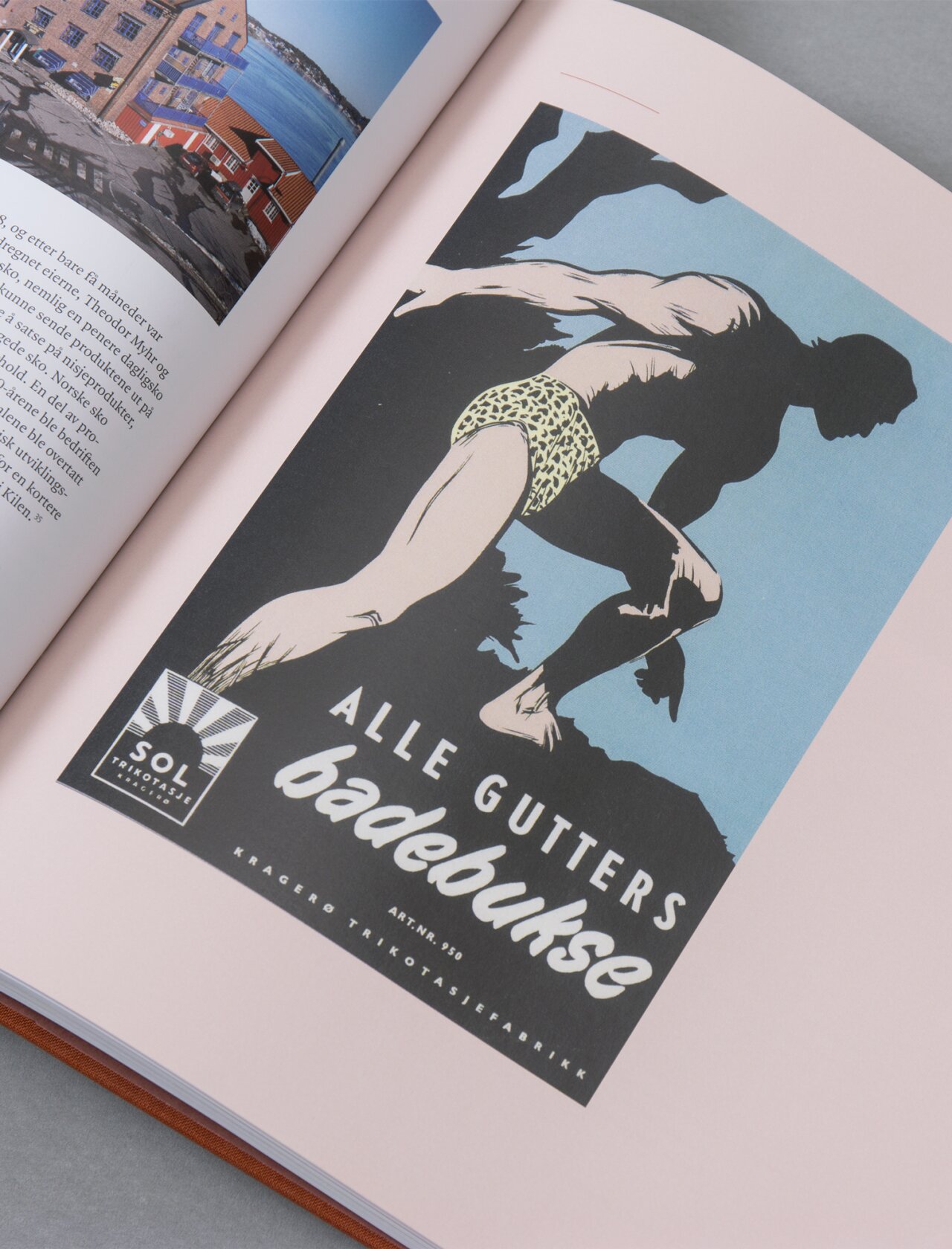 Bilde i bok som viser gammel annonse fra Kragerø trikotasjefabrikk