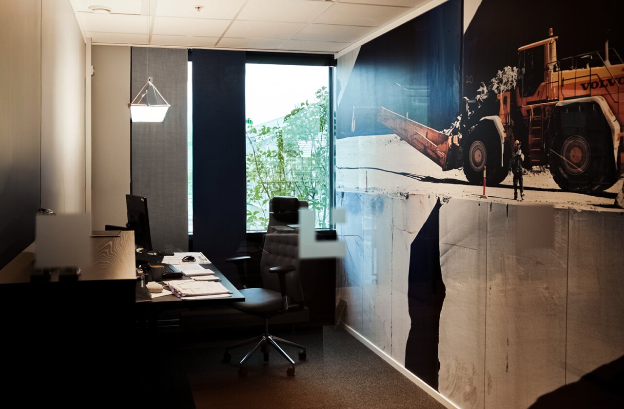 Et kontor med tapetsert vegg.