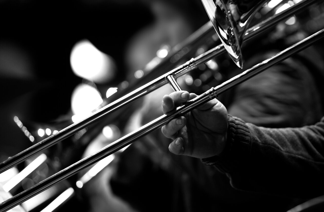 Illustrasjonsbilde - sort hvitt nærbilde av trombonist