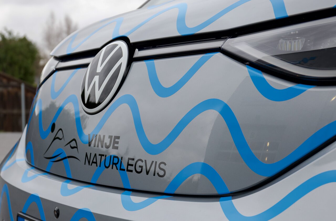 Detaljer på front av bil, med blå bølger og 