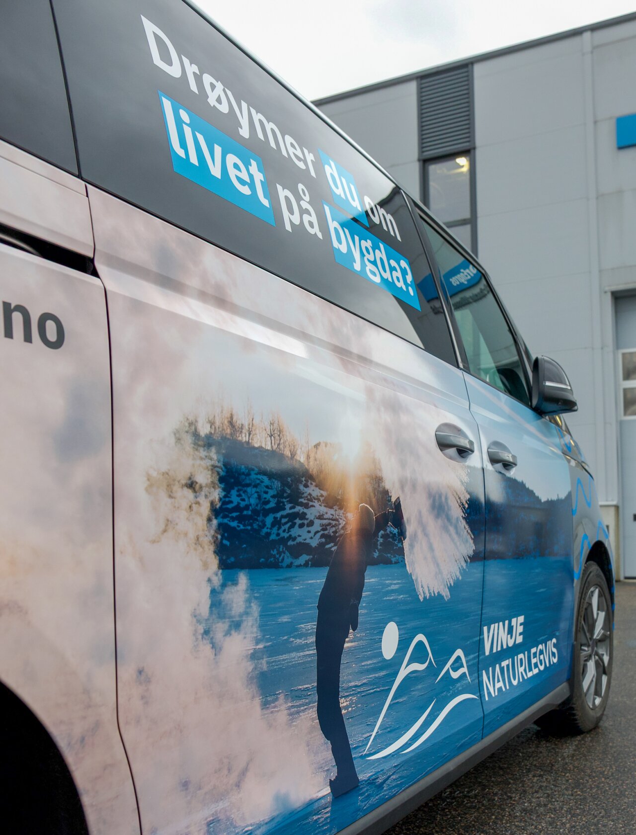 Detaljer på høyre side av bil, med teksten 