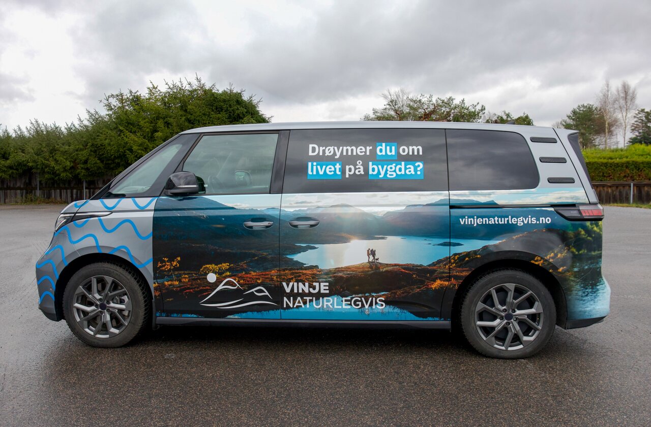 Foliert bil med naturbilder og teksten 